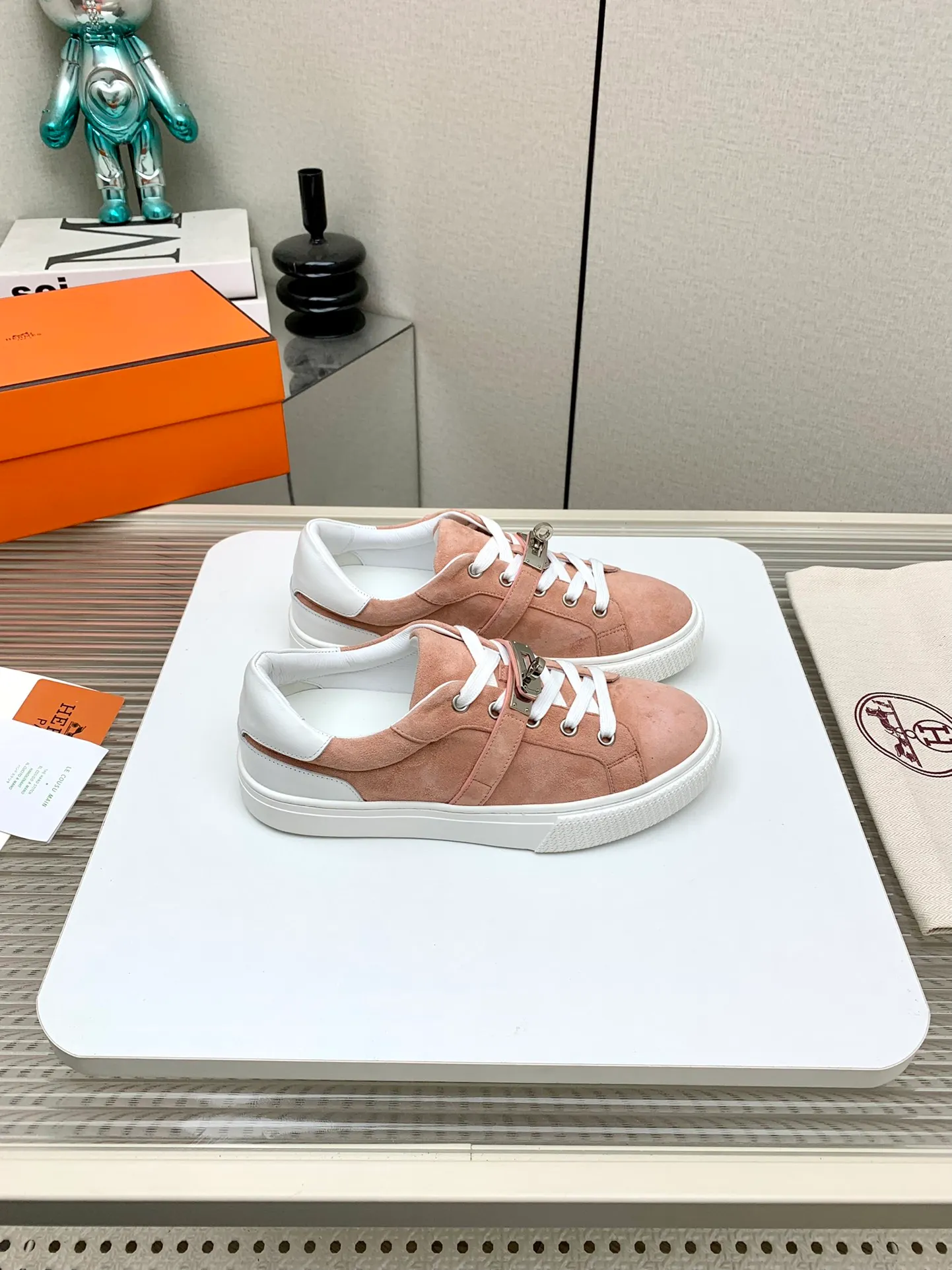 👟👟Ex-factory price 660👟👟 Men's style ➕10 (high version) Hermes classic couple model #𝐊𝐞𝐥𝐥𝐲 buckle casual white skate shoes, which will not conflict with shoes at all. Full of unknowns, Hermès rarely produces flat casual shoes and they are paired with classic palladium-plated Kelly shoe buckles! You'll fall in love with it at first sight. It's super versatile and can be worn with any skirt or pants. 🉑️Looking in with your eyes closed, it looks super noble. Fabric: Specific cowhide/canvas material. Lining: Sheepskin lining. Outsole: Original molded TPU outsole. Size: 35-45.